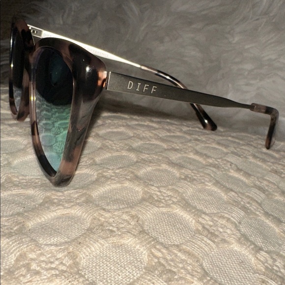 DIFF Becky II Cream Tortoise Oversized Cat Eye Sunglasses for Women - Picture 5 of 9